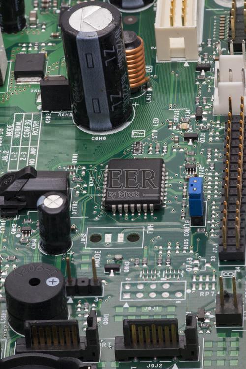 电子元件安装在器件板上芯片二极管电容器扼流圈图片素材